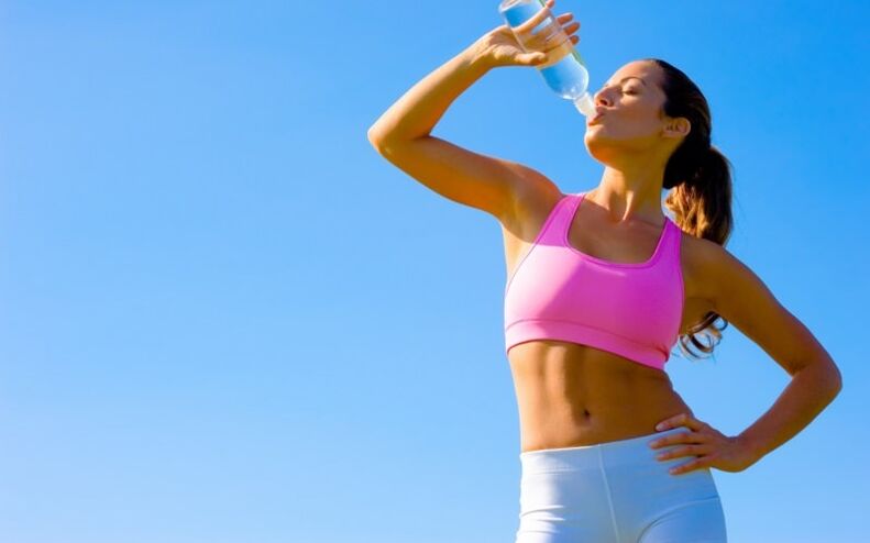 Sports fille boive d'eau